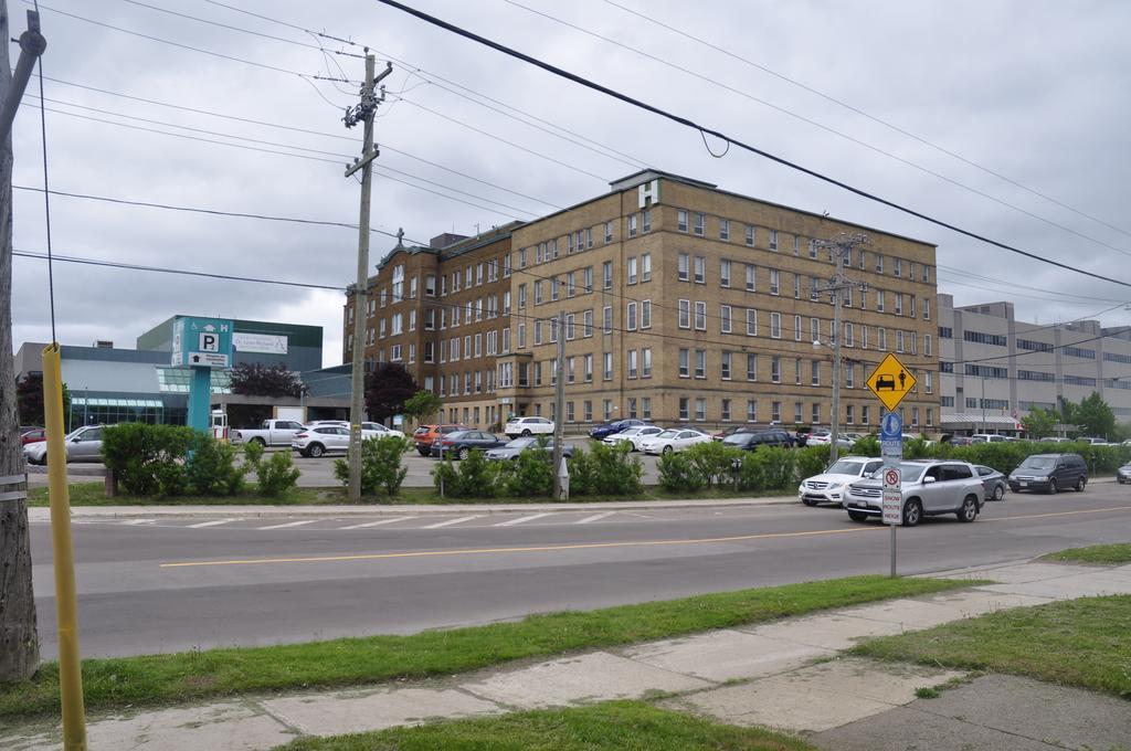 Moncton Suites - Apartments Across Georges Dumont エクステリア 写真
